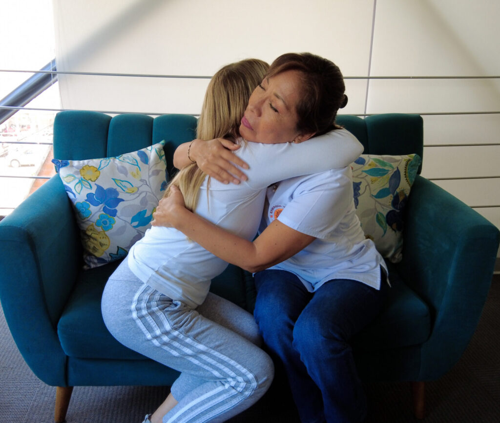 Terapeuta en un abrazo con su paciente